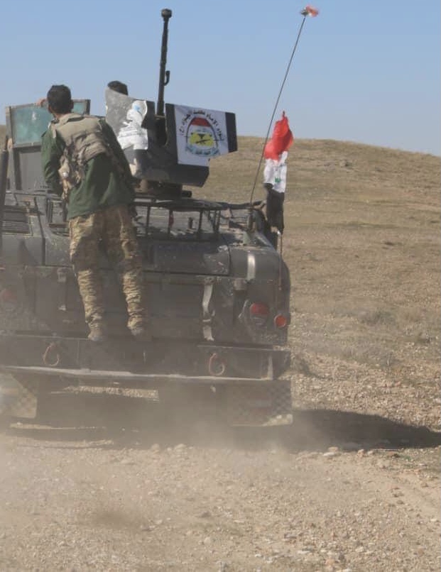 چەکدارانی حەشدی شەعبی لەکاتی بەڕێکەوتن بۆ شەڕەکە