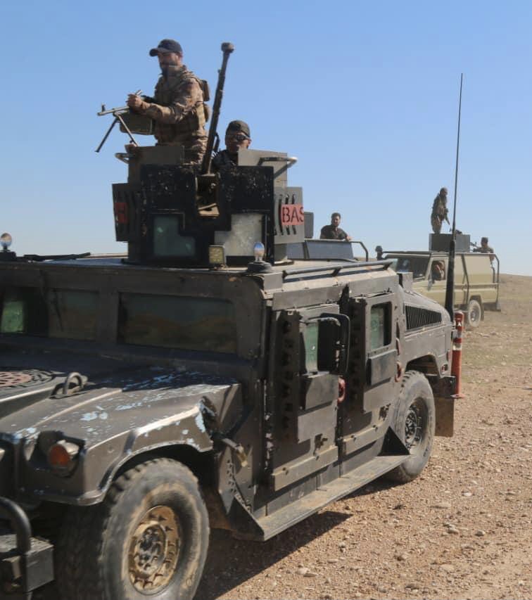 چەکدارانی حەشدی شەعبی لەکاتی بەڕێکەوتن بۆ شەڕەکە