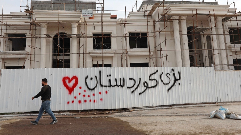 عبارة "تحيا كوردستان" كتبت قرب موقع سقط فيه صاروخ - صورة: فرانس برس