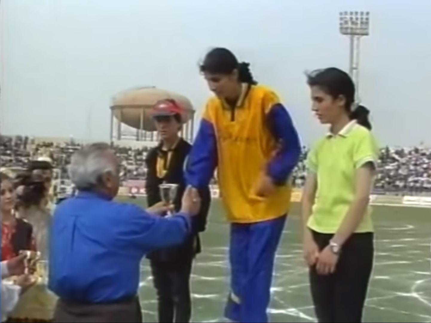 The late Franso Hariri presents a trophy to a winner in Franso Hariri Stadium. (Photo: Kurdistan 24)