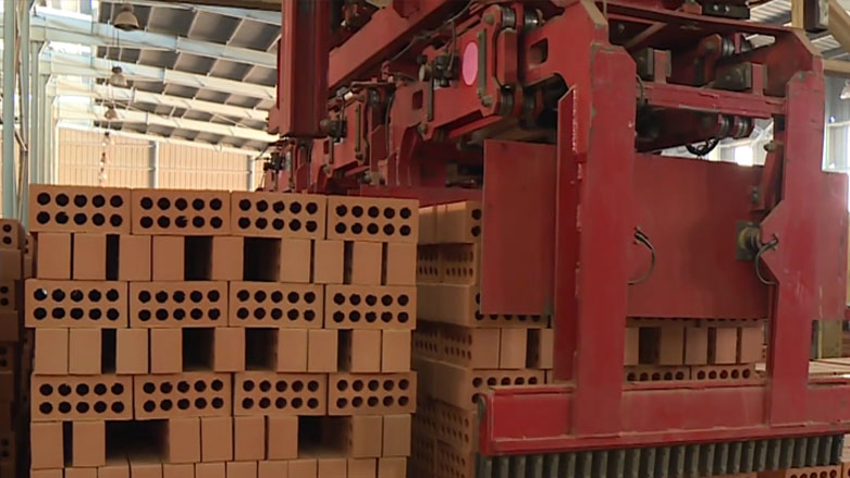 The factory, based in the Kurdistan Region’s capital Erbil, is the largest in the Region and produces between 1,000 and 1,200 tons of bricks every day. (Photo: Kurdistan 24)
