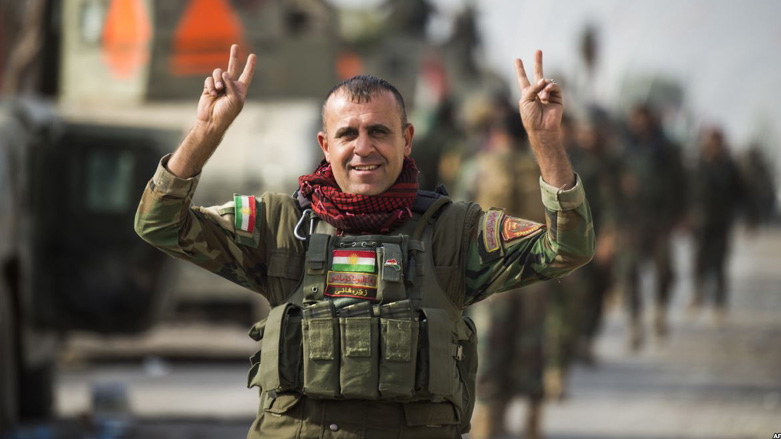 A Peshmerga fighter shows the victory sign (Photo: archive)
