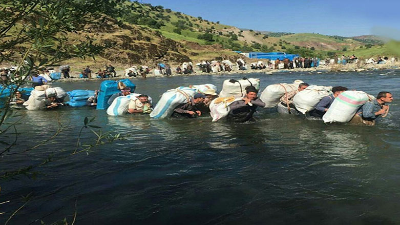 كاسبكارانی رۆژهه‌ڵاتی كوردستان له‌كاتی په‌ڕینه‌وه‌ له‌ ئاوی رووبار