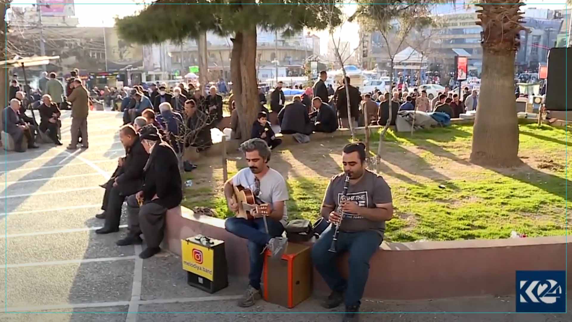 گروپێکی میوزیکژەن لە تارانەوە هاتوون لە شەقامەکانی سلێمانی میوزیک دەژەنن