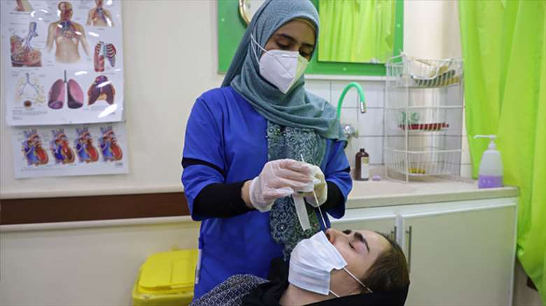 A health care worker tests a suspected COVID-19 patient in the Kurdistan Region's Sulaimani province. (Photo: Shwan Mohamad/AFP)