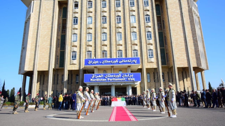 دیمەنێکی مەراسیمی ماڵئاواییکردن لە تەرمی د. رۆژ نووری شاوەیس لەبەردەم پەرلەمانی کوردستان