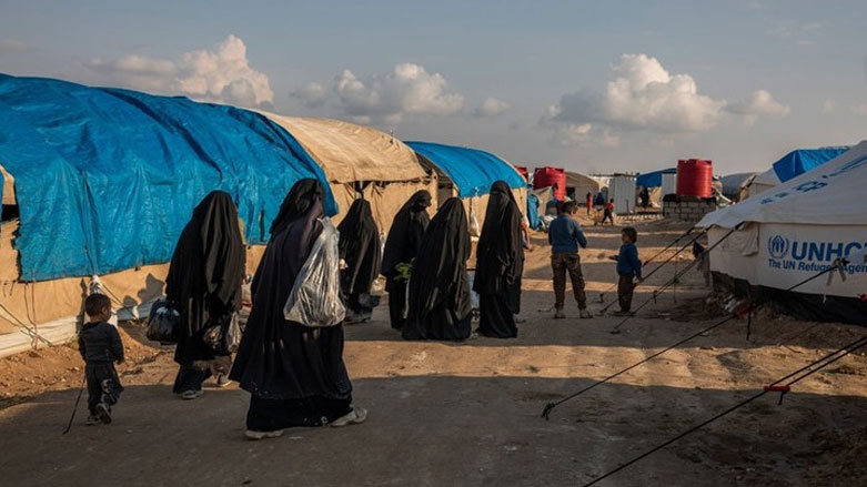 Families walk within northeastern Syria's sprawling al-Hol displacement camp. (Photo: Archive)
