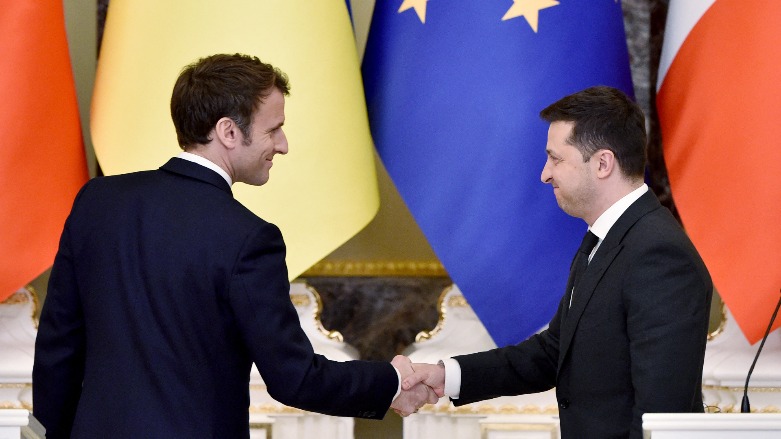 Ukrainian President Volodymyr Zelensky (R) and French President Emmanuel Macron shake hands after a press conference following their meeting in Kyiv on February 8, 2022. (Photo: SERGEI SUPINSKY / AFP)