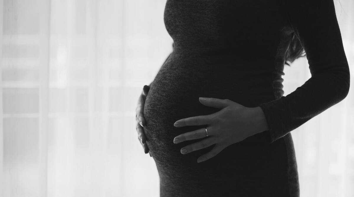 ژنێکی دووگیان بۆئەوەی کوڕی ببێت بزمارێکی بەسەری خۆیدا چەقاندووە