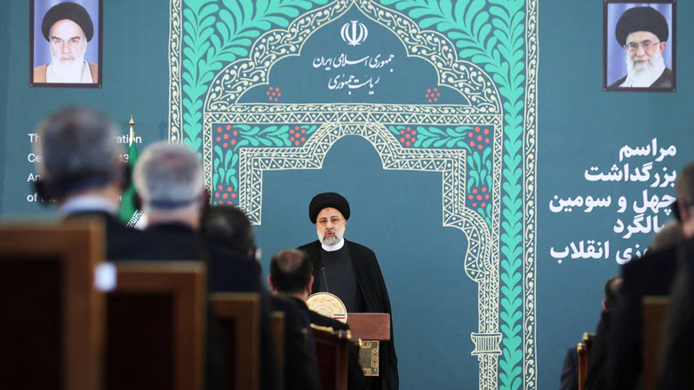 الرئيس الإيراني إبراهيم رئيسي يتحدث خلال مراسم الذكرى الثالثة والأربعين للثورة الإسلامية في طهران – تصوير: وكالة أنباء غرب آسيا