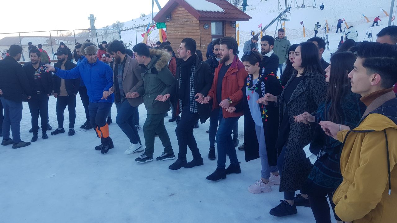 Dancing at Korek Mountain during Erbil`s 4th annual snow festival. (Photo: Tayfor Mohammed/Kurdistan 24)  