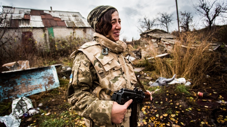 سرباز زن اوکراینی آماده‌ی جنگ با روسیە/آرشیو