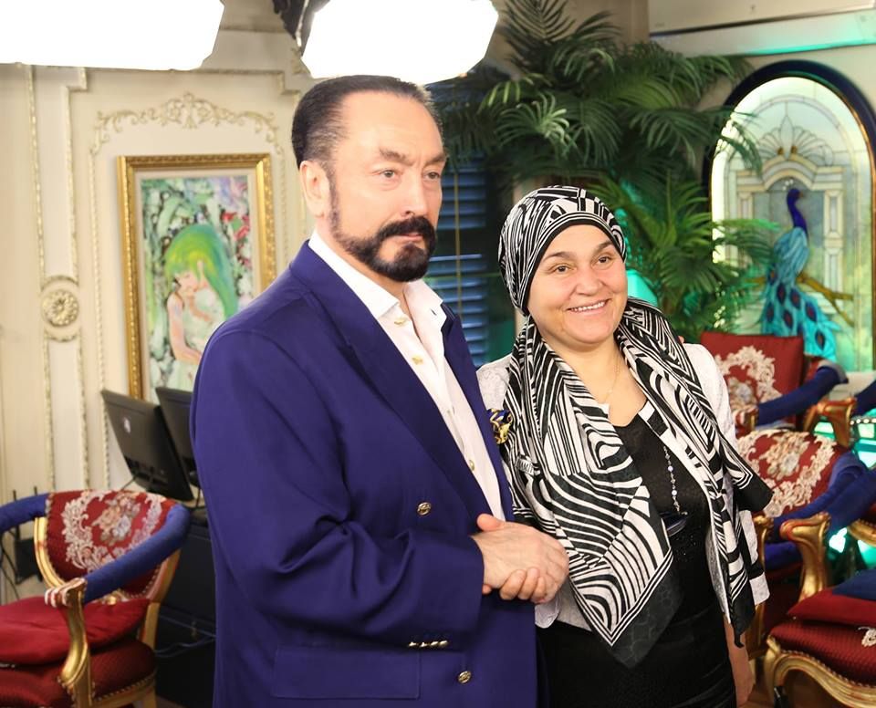عەدنان ئۆکتار لەگەڵ خێزانی هاوڕێیەکی 