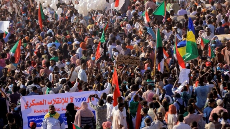 متظاهرون خلال مسيرة من الخرطوم بحري إلى أم درمان ضد الانقلاب العسكري. السودان في 13 ديسمبر/كانون الأول 2021. © رويترز/أرشيف