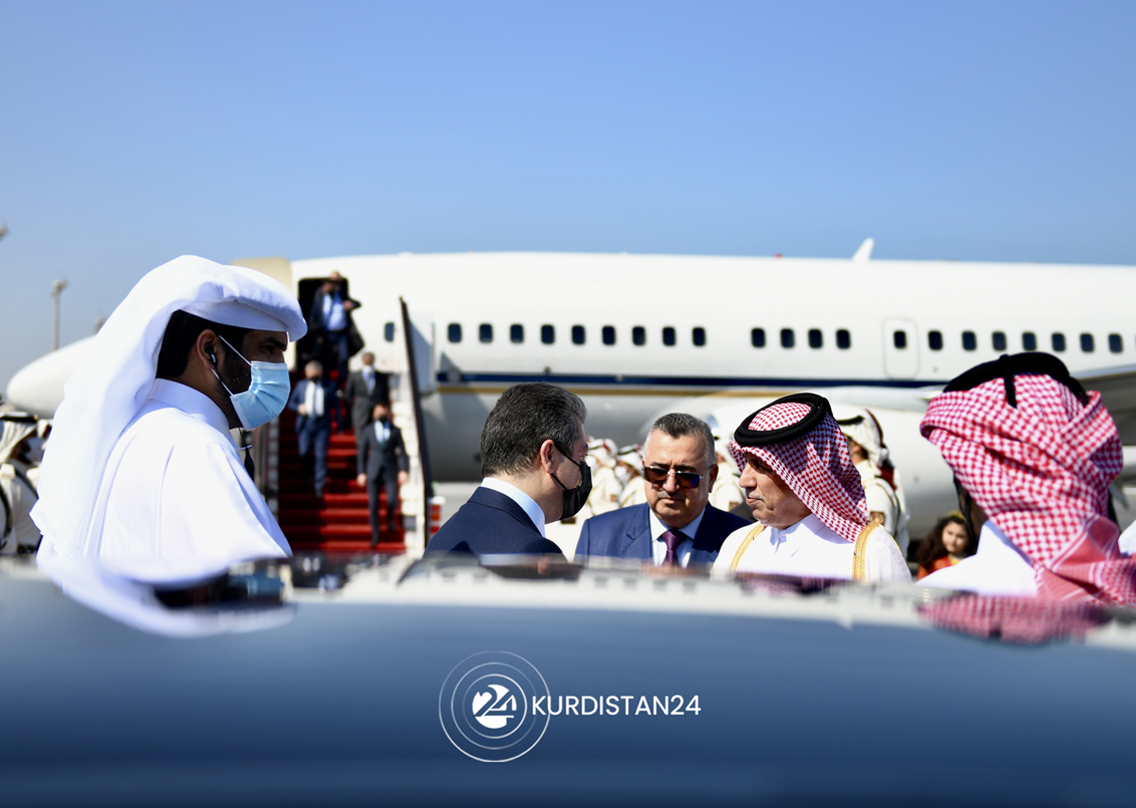 PM Masrour Barzani (left) welcomed at Hamad International Airport by Qatar’s Minister of State for Foreign Affairs Sultan bin Saad al-Muraikhi, Feb. 15, 2022. (Photo: KRG)
