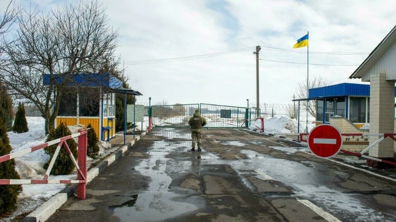 جندي أوكراني عند مركز حدودي مع روسيا على مسافة 40 كلم من مدينة خاركيف في شرق البلاد في 16 شباط/فبراير 2022- الصورة لفرانس 24