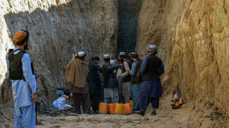 جهود لإنقاذ طفل عالق في بئر في قرية شوكاك بولاية زابل الأفغانية في 17 شباط/فبراير 2022- الصورة لفرانس 24