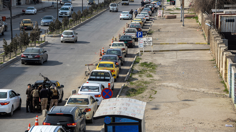 Vehicles queue up to refill on fuel in Iraq's northern city of Mosul Feb. 18, 2022. (Photo: Zaid al-Obeidi/AFP)
