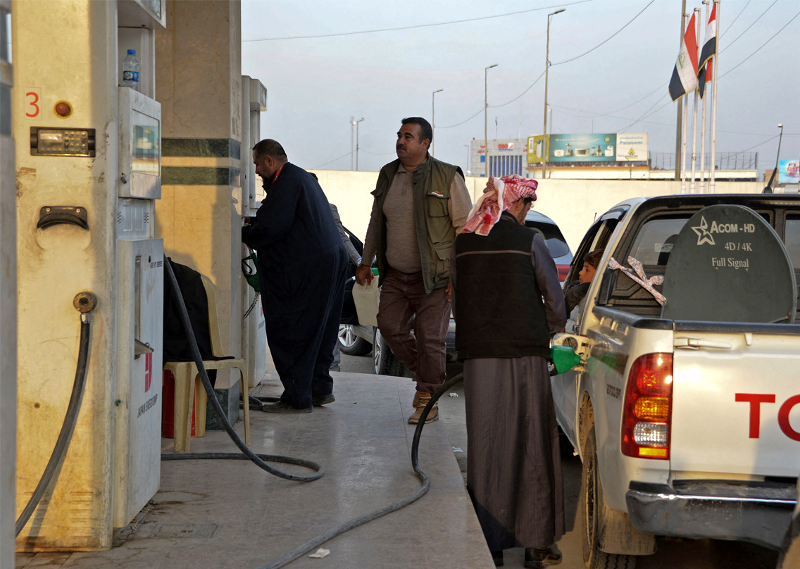 Iraqis gather at a petrol station amid shortage in Iraq's northern city of Mosul, on Feb. 17, 2022. (Photo: Zaid al-Obeidi/AFP)