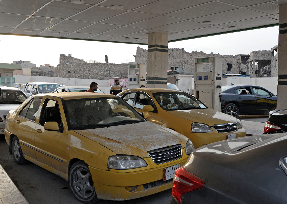 Iraqis gather at a petrol station amid shortage in Iraq's northern city of Mosul, on Feb. 17, 2022. (Photo: Zaid al-Obeidi/AFP)