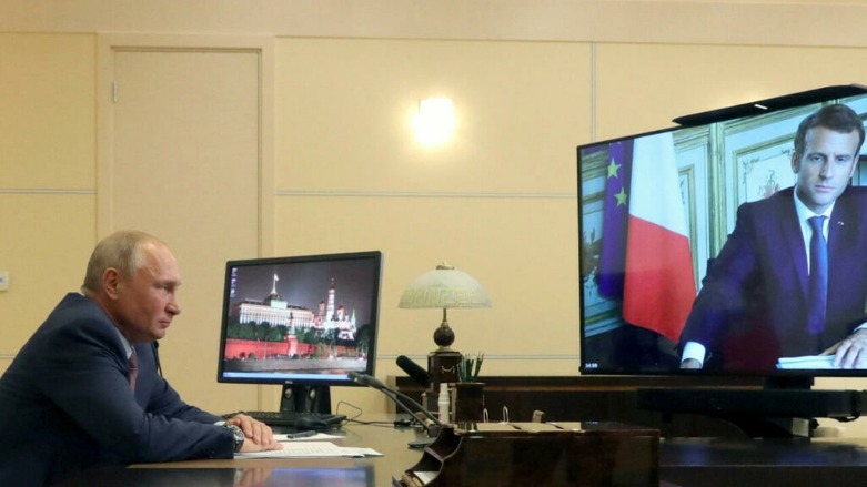 بوتين يتحدث مع ماكرون خلال مكالمة عبر الفيديو في مقر الإقامة الحكومي في نوفو أوغاريوفو خارج موسكو، روسيا في 26 يونيو/حزيران 2020. © رويترز