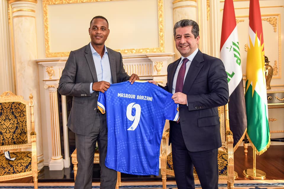 Renowned Dutch footballer Patrick Kluivert (left) presents a personalized jersey to PM Masrour Barzani in the Kurdistan Region capital Erbil, Feb. 22, 2022. (Photo: KRG)