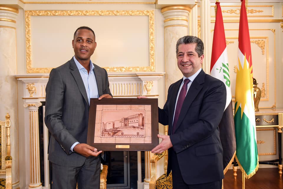 PM Masrour Barzani (right) gifts a photo of Erbil Citadel to famous Dutch footballer Patrick Kluivert in the Kurdistan Region capital Erbil, Feb. 22, 2022. (Photo: KRG)