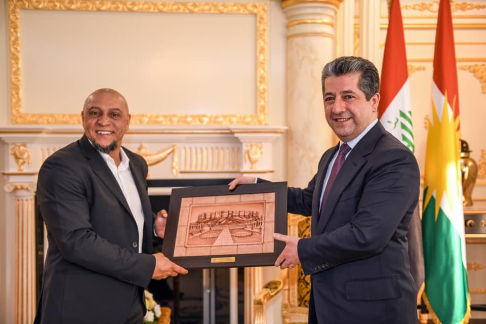 PM Masrour Barzani (right) gifts a photo of Erbil Citadel to famous Brazilian footballer Roberto Carlos in the Kurdistan Region capital Erbil, Feb. 22, 2022. (Photo: KRG)