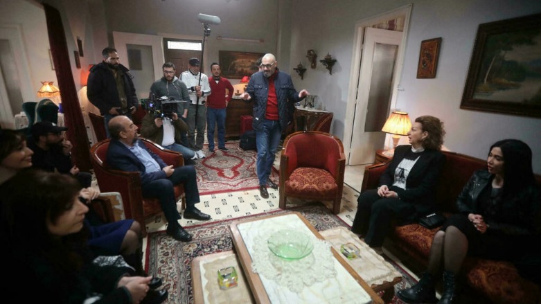 ممثلون يحضّرون لتصوير مشهد ضمن مسلسل "على قيد الحب" في العاصمة السورية دمشق في الثالث من شباط/فبراير 2022- الصورة لفرانس 24
