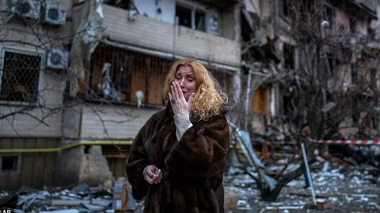 سيدة أوكرانية تبكي في شوارع كييف بعد أن دمرت غارة روسية المبنى السكني الذي تعيش فيه