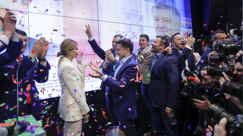 Ukrainian comedian and president Volodymyr Zelenskiy, center, and his wife Olena Zelenska celebrate a victory with their supporters after the second round of presidential elections in Kiev, Ukraine, April 21, 2019. (Photo: Sergei Grits/AP)