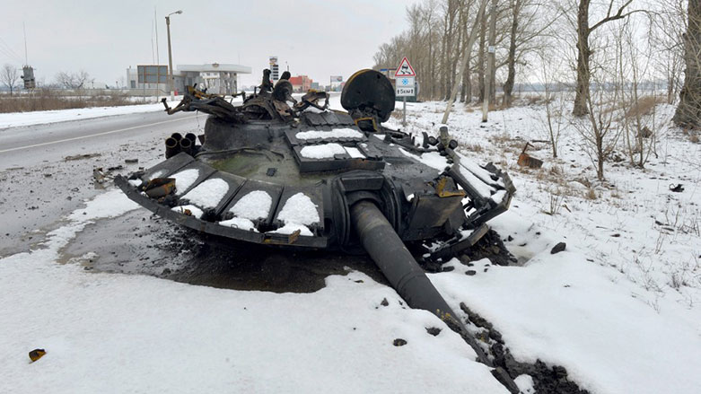 Kharkiv'de imha edilen bir Rus tankı