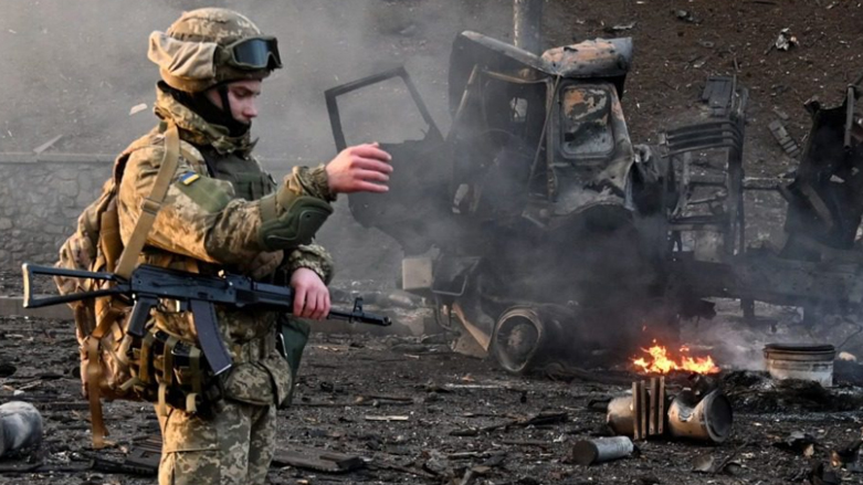 جندي أوكراني يقف أمام مكان مدمّر- وكالات