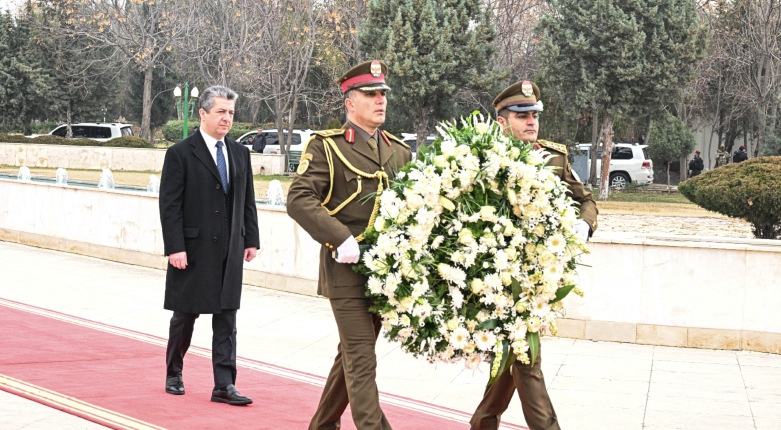 مسرور بارزانی، نخست وزیر اقلیم کوردستان در حال ادای احترام به شهدای اقدام تروریستی فوریه ٢٠٠٤
