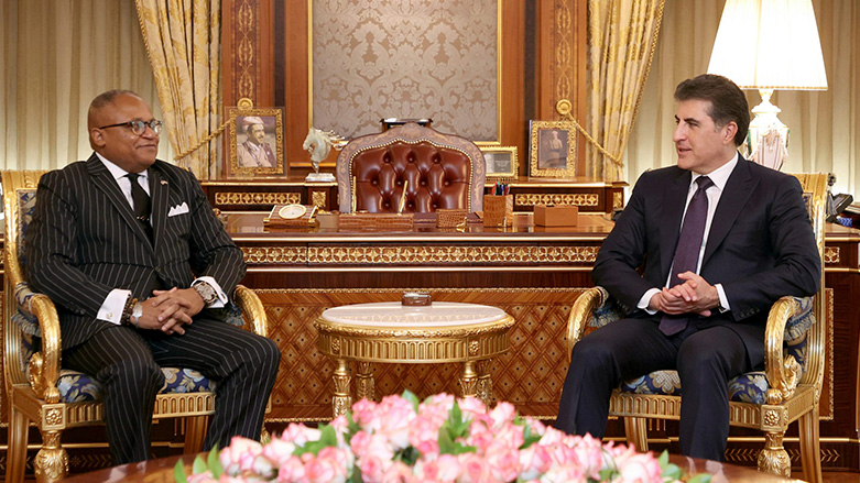 رئيس إقليم كوردستان نيجيرفان بارزاني والقنصل الأمريكي في أربيل إيرفن هيكس جونيور