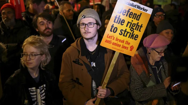 مدافعون عن الحق في الإضراب أمام مقر رئيس الوزراء البريطاني في لندن (رويترز)