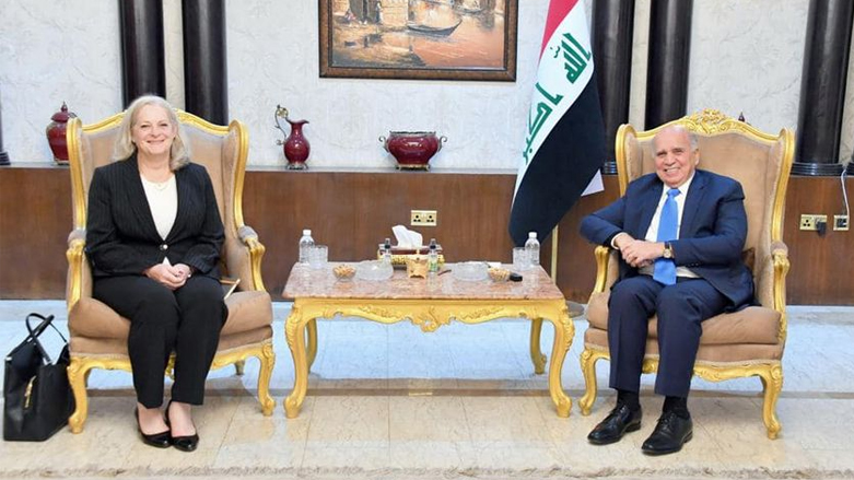 وزير الخارجية العراقي فؤاد حسين والسفيرة الأمريكية لدى العراق ألينا رومانوسكي