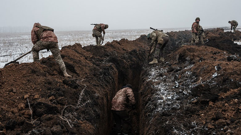 Bakhmut yakınlarında mevzi kazan Ukrayna askerleri (Foto: AFP)