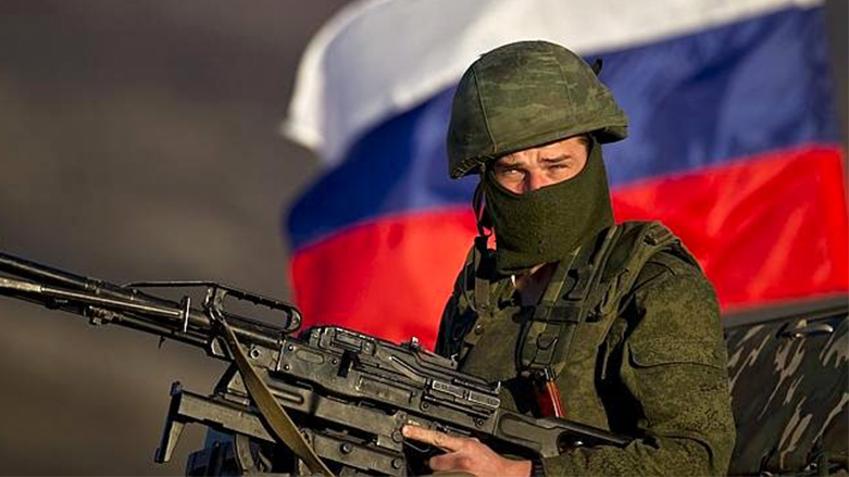 جندي وخلفه العلم الروسي- وكالات