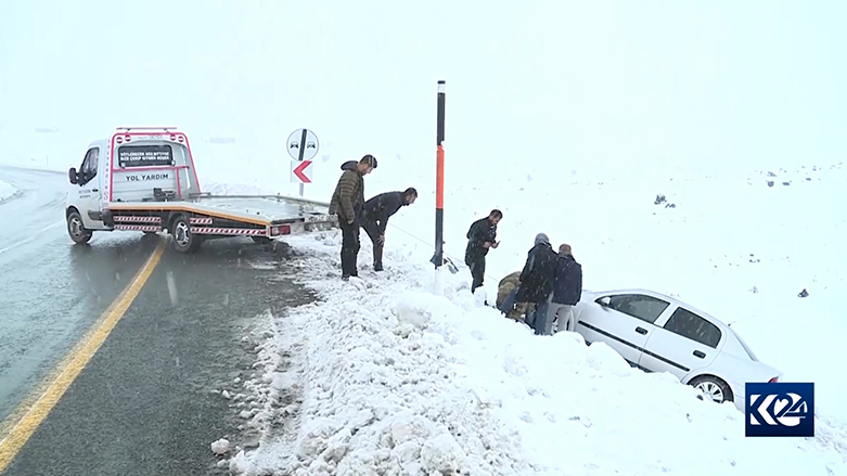 Li Diyarbekirê ji ber berfê qeza rû dan û rêwî asê man