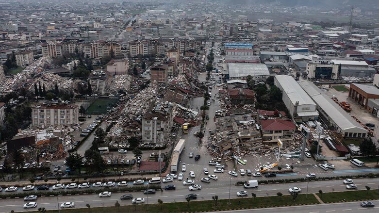 Deprem nedeniyle Hatay'ın Güzelburç Mahallesinde binalar yıkıldı (Foto: AA)