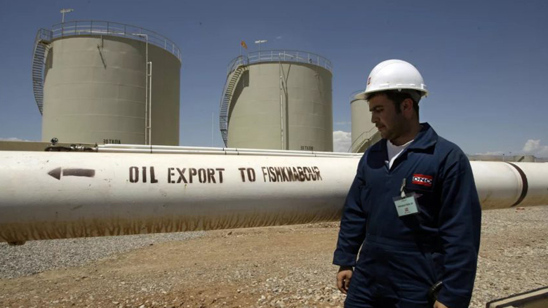 A worker stands next to an oil pipeline in the Kurdistan Region. (Photo: AFP)