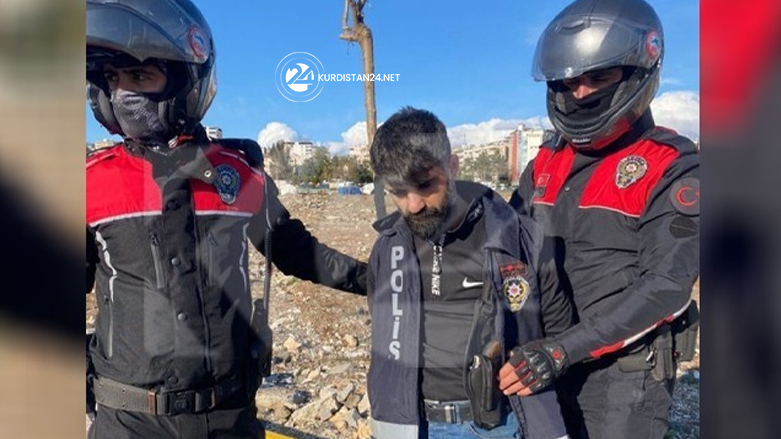 الشرطة التركية برفقة الشخص المتنكّر بزي الشرطة- عدسة كوردستان