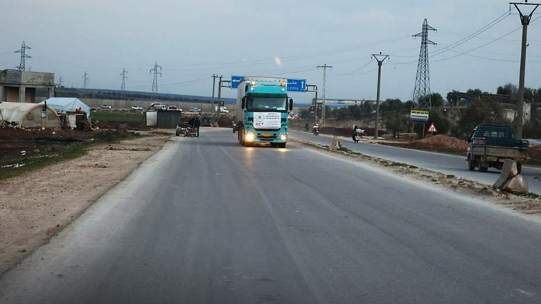 شاحنة تابعة لمؤسسة بارزاني الخيرية تتجه إلى جنديرس