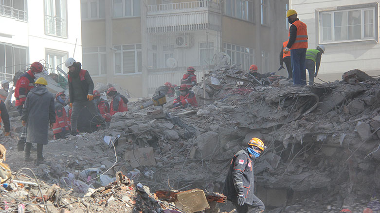 Depremin vurduğu Diyarbakır'da yıkılan bir bina (Foto: İhsan Yalın / K24)