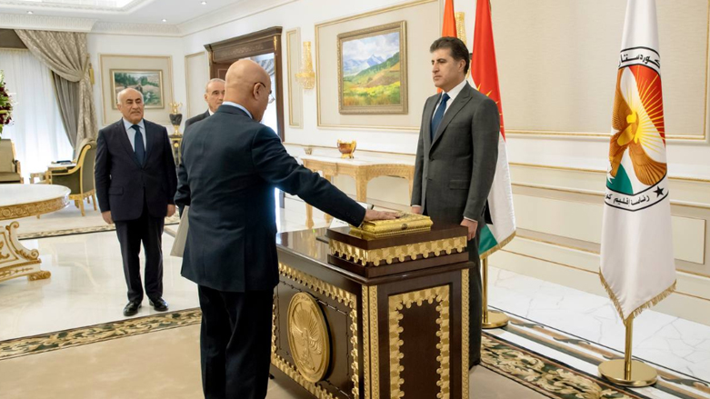 أثناء تأدية القاضي كاوا معصوم اليمين القانونية أمام رئيس الإقليم نيجيرفان بارزاني