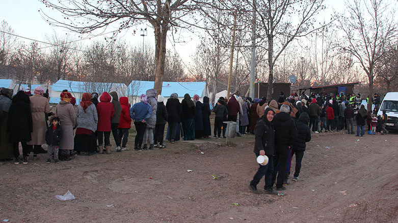 Newroz Park'ta kurulan çadır kentte yemek dağıtım sırası (Foto: İhsan Yalın / K24)