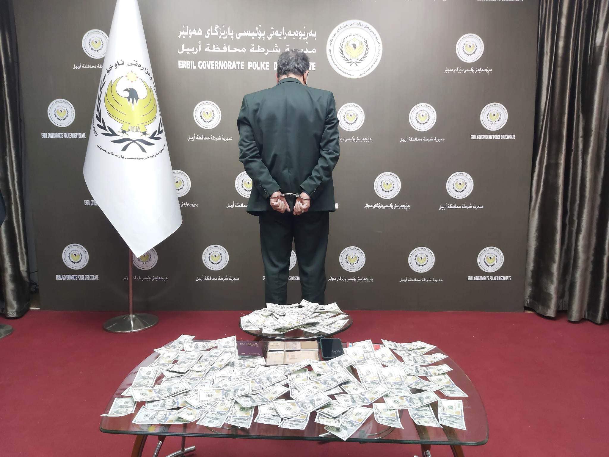 وێنه&zwnj;ی ئه&zwnj;و كه&zwnj;سه&zwnj;ی ده&zwnj;ستگیركراوه&zwnj; له&zwnj;گه&zwnj;ڵ ئه&zwnj;و بڕه&zwnj; پاره&zwnj; ساخته&zwnj;یه&zwnj;ی پێبووه&zwnj;