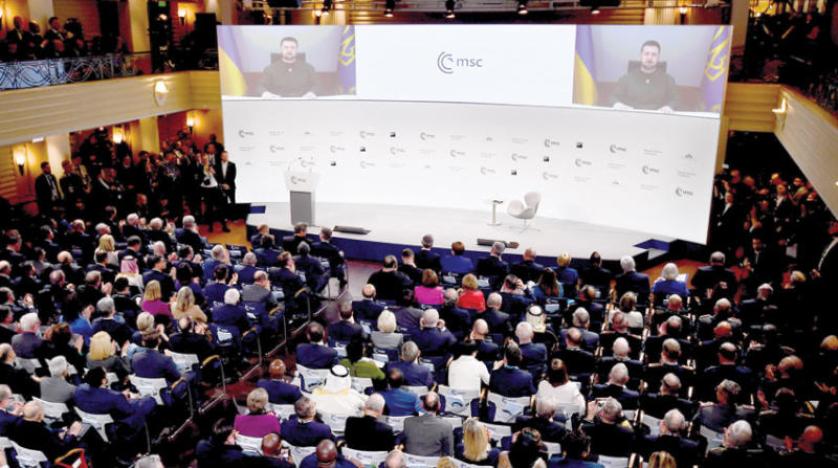 الرئيس الاوكراني فولوديمير زيلينسكي وهو يخاطب المشاركين في المؤتمر عبر الدائرة المغلقة