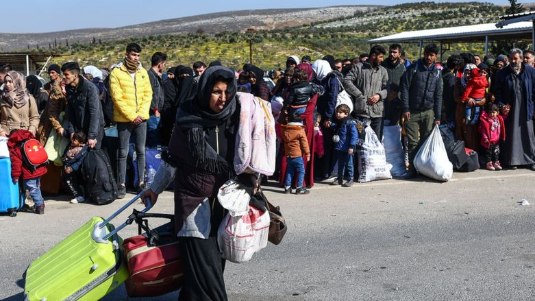 لاجئون سوريون يقفون عند معبر باب السلامة الحدودي- فرانس برس